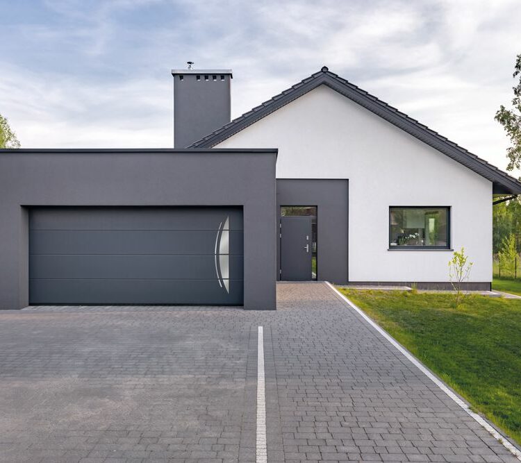 porte-garage6 Une maison moderne avec une porte de garage en aluminium